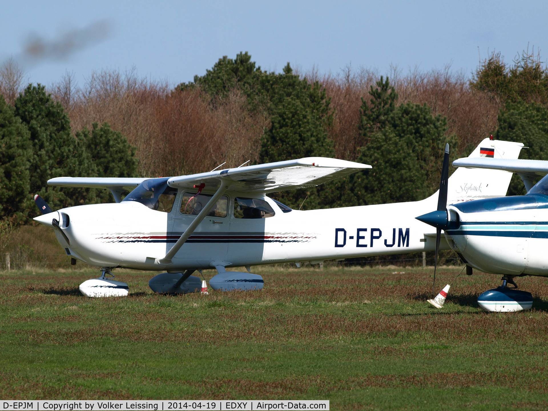 D-EPJM, 1998 Cessna 172R C/N 17280336, parking