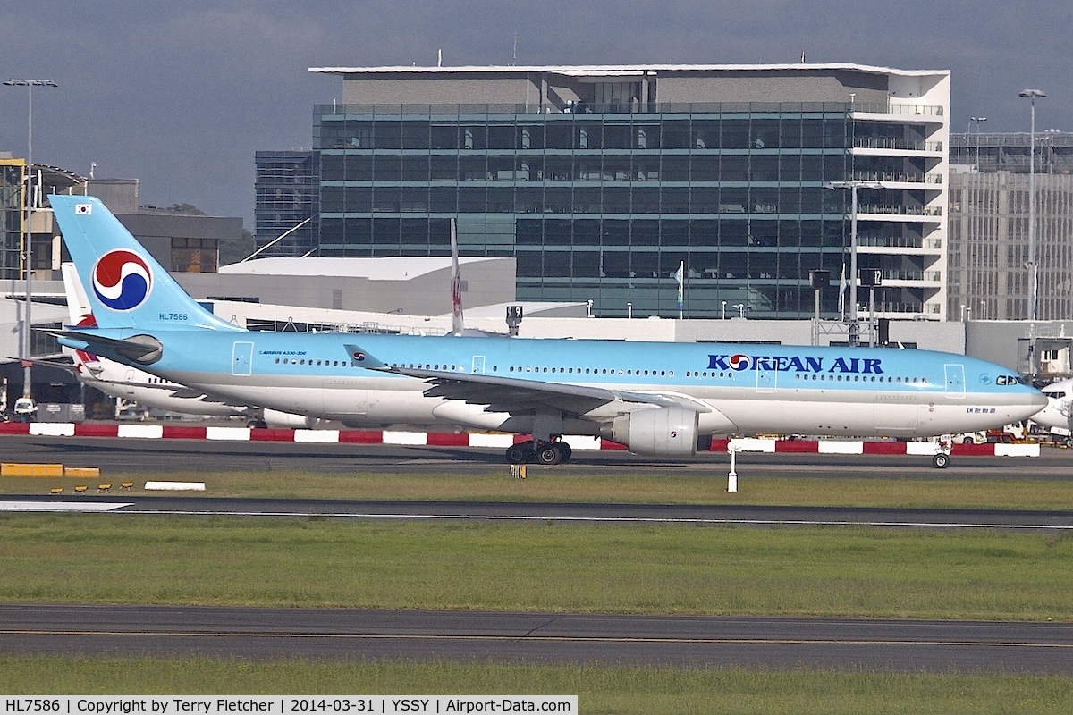 HL7586, 2000 Airbus A330-323 C/N 351, 2000 Airbus A330-323, c/n: 351 of Korean Air at Sydney