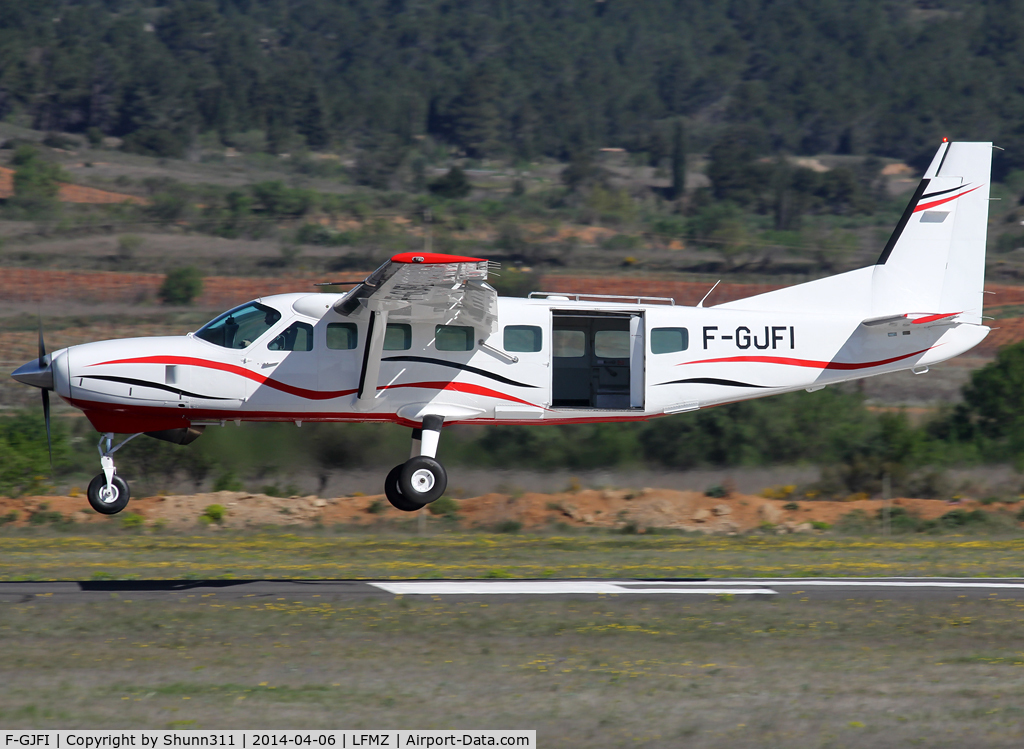 F-GJFI, 1990 Cessna 208B Grand Caravan C/N 208B-0230, On landing after paratrooping session...