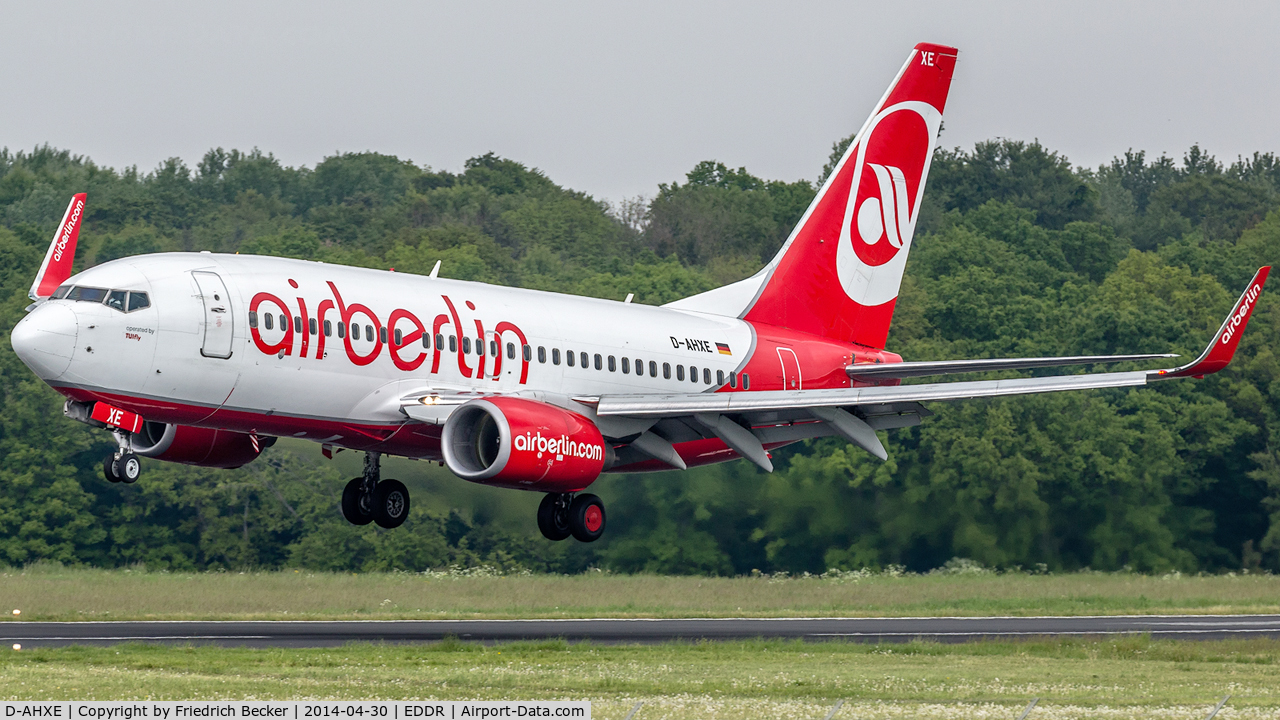 D-AHXE, 2007 Boeing 737-7K5 C/N 35135, momentsprior touchdown