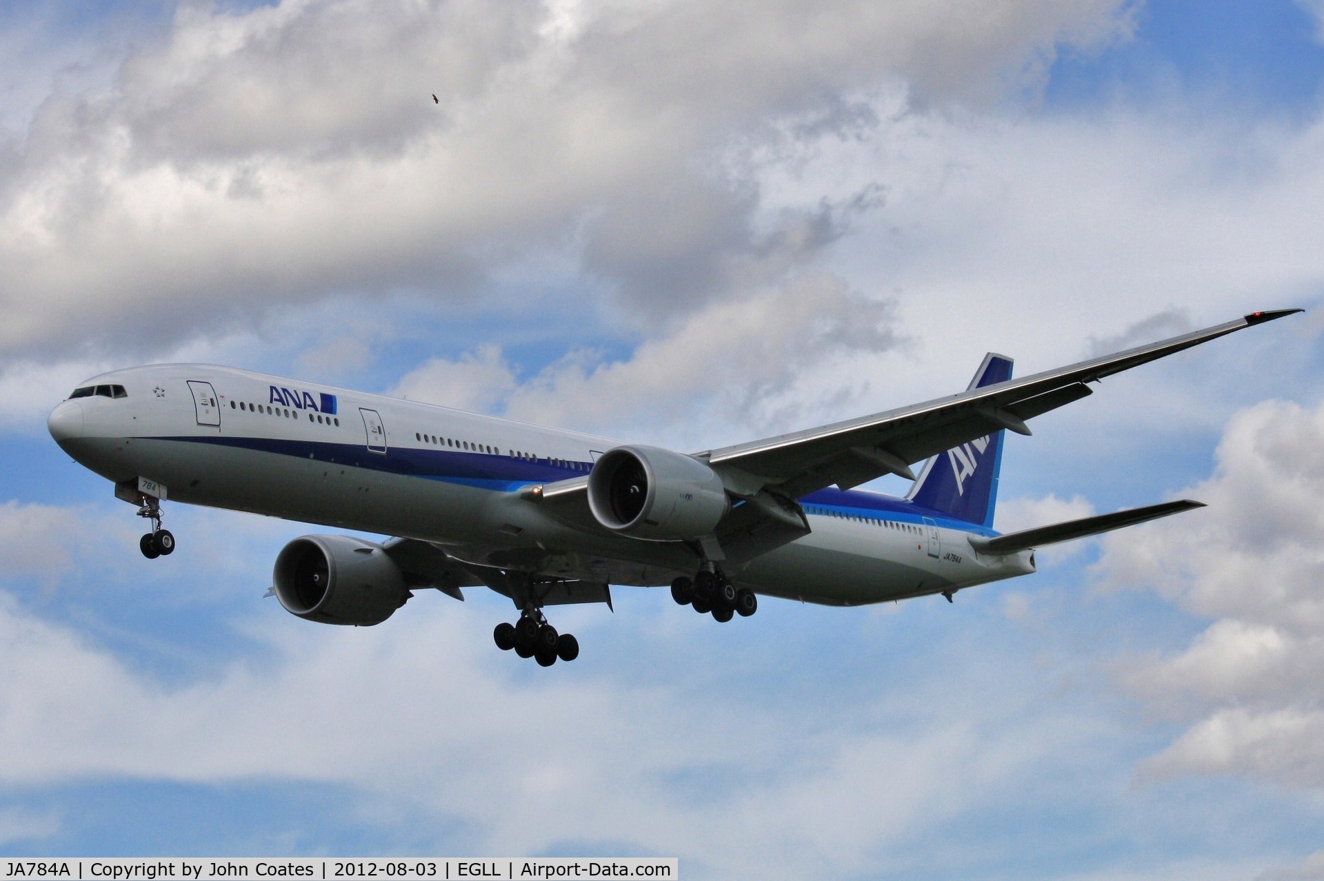 JA784A, 2009 Boeing 777-381/ER C/N 37950, Finals 27L