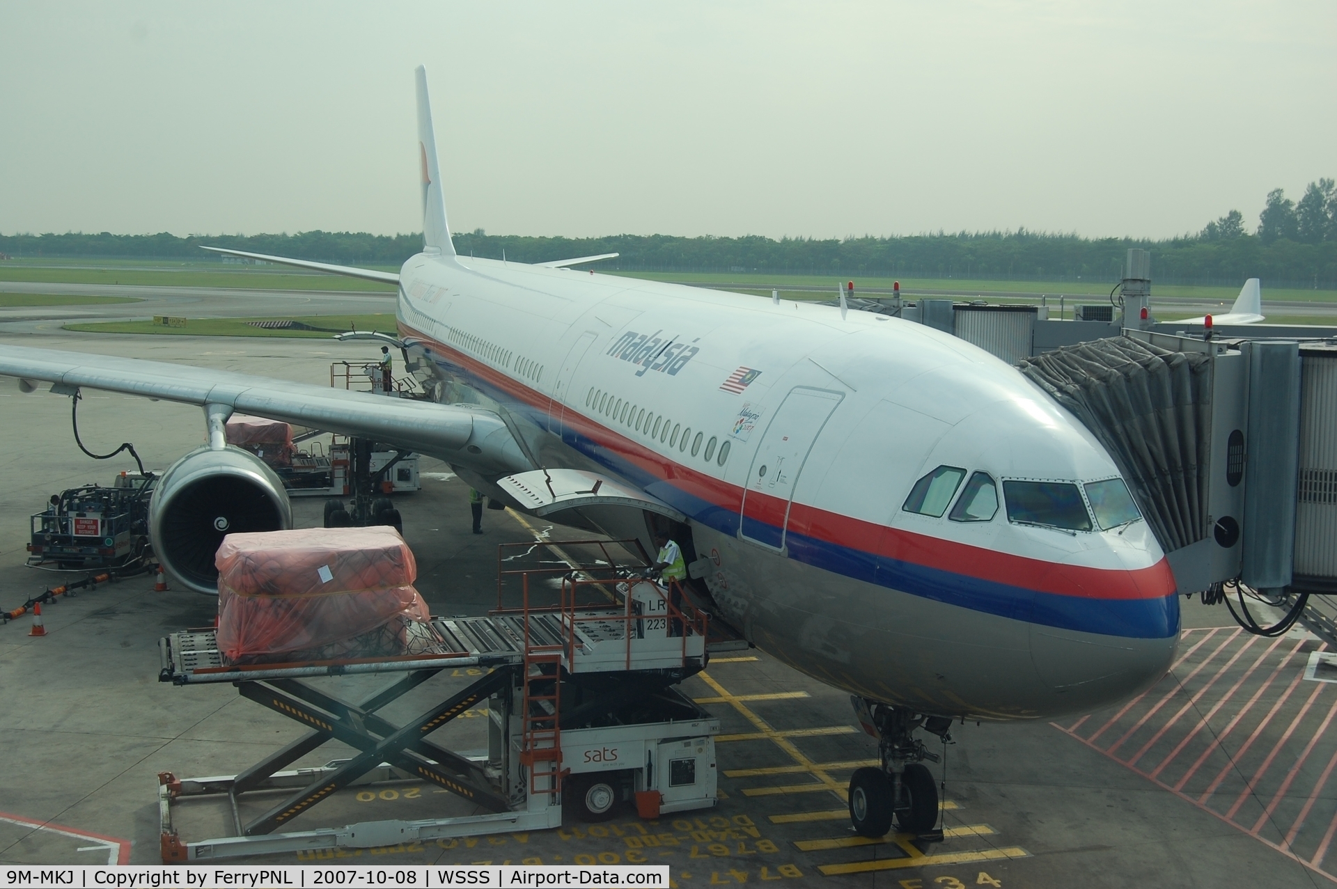 9M-MKJ, 1995 Airbus A330-322 C/N 119, Malaysian A333 at its gate in SIN.