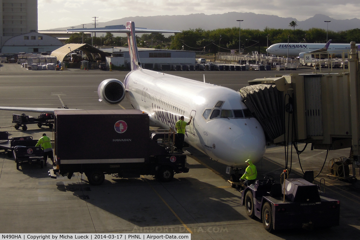 N490HA, 2000 Boeing 717-200 C/N 55151, At Honolulu