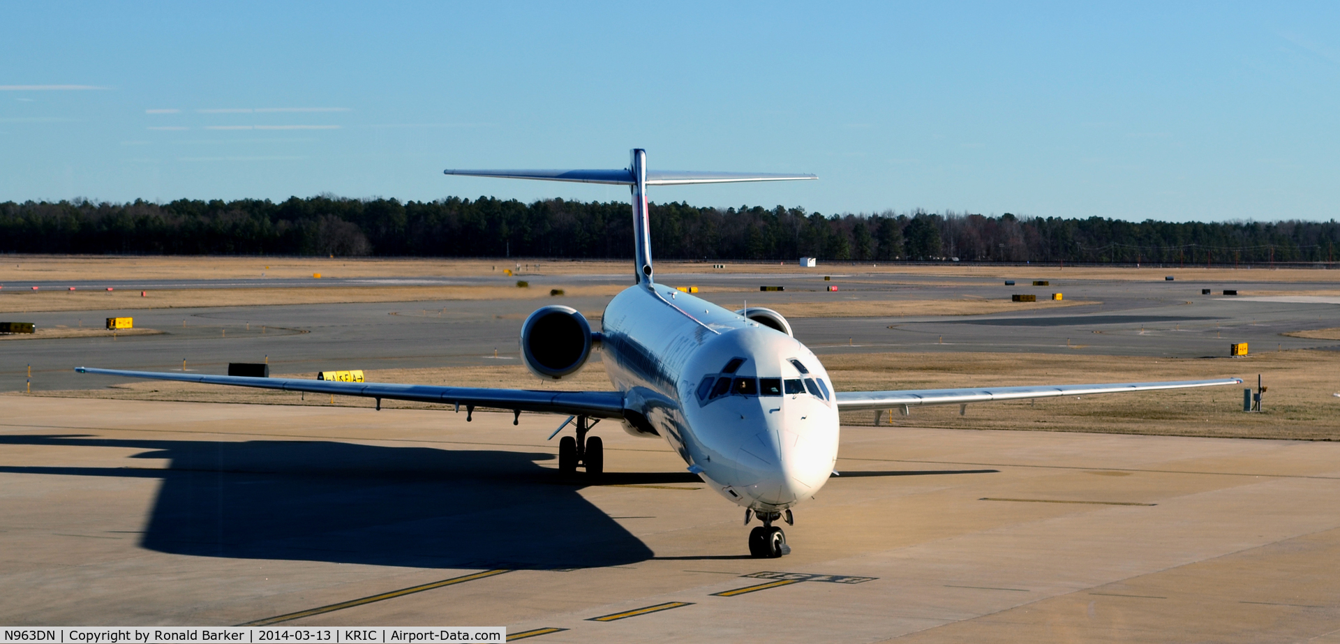 N963DN, 1998 McDonnell Douglas MD-90-30 C/N 53533, Taxi to park Richmond