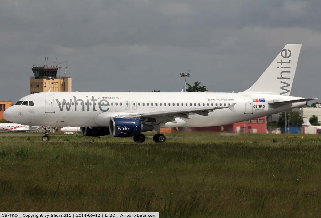 CS-TRO, 1995 Airbus A320-214 C/N 548, Lining up rwy 32R for departure...