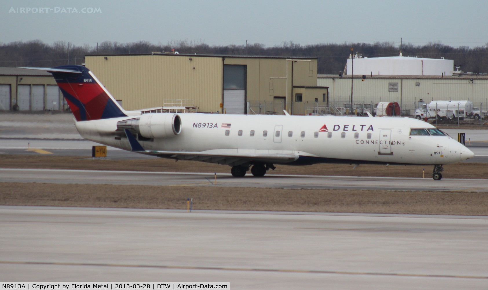N8913A, 2004 Bombardier CRJ-200 (CL-600-2B19) C/N 7913, Delta Connection CRJ-200