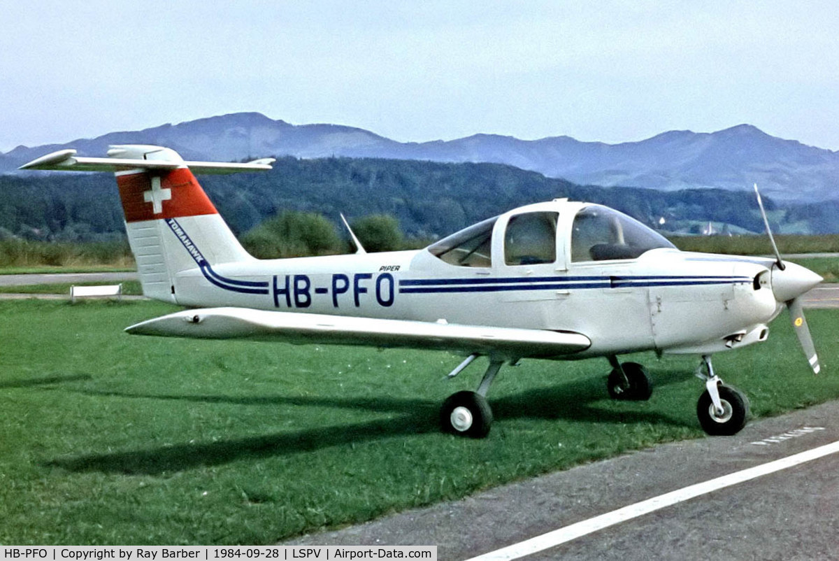 HB-PFO, 1980 Piper PA-38-112 Tomahawk Tomahawk C/N 38-80A0110, Piper PA-38-112 Tomahawk [38-80A0110] Wangen/Lachen~HB 28/09/1984. From a slide.