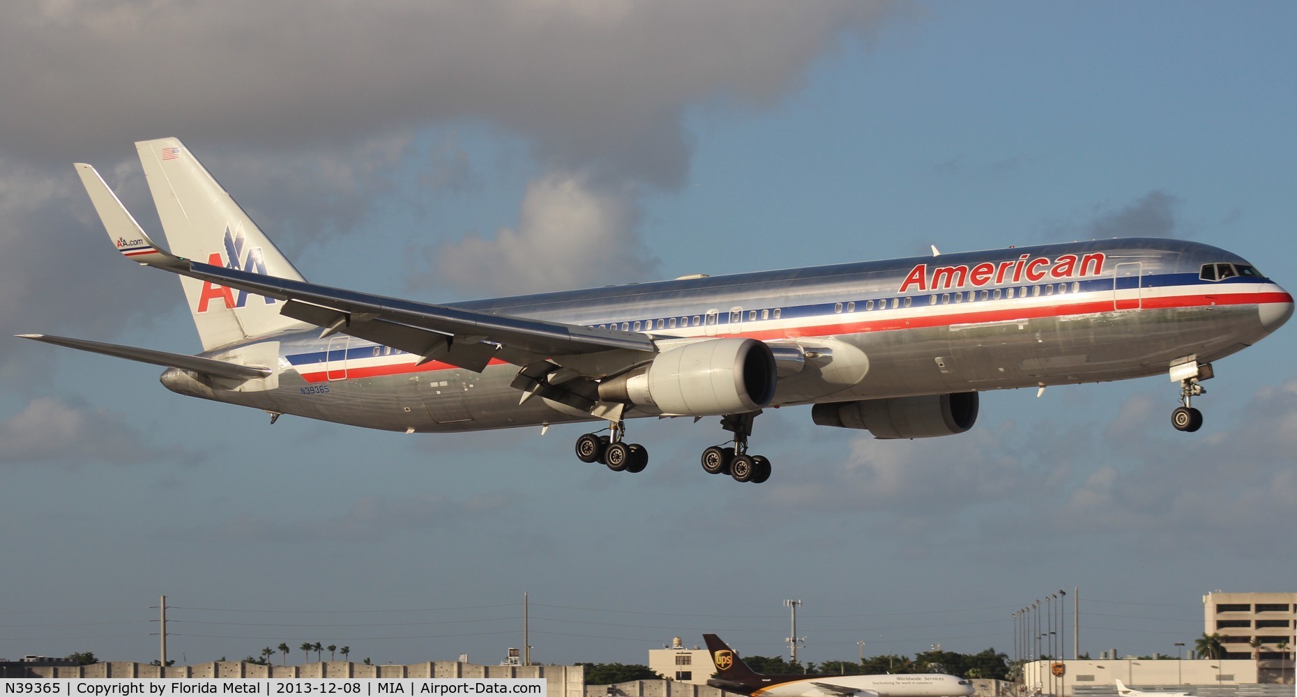 N39365, 1988 Boeing 767-323 C/N 24046, American 767-300