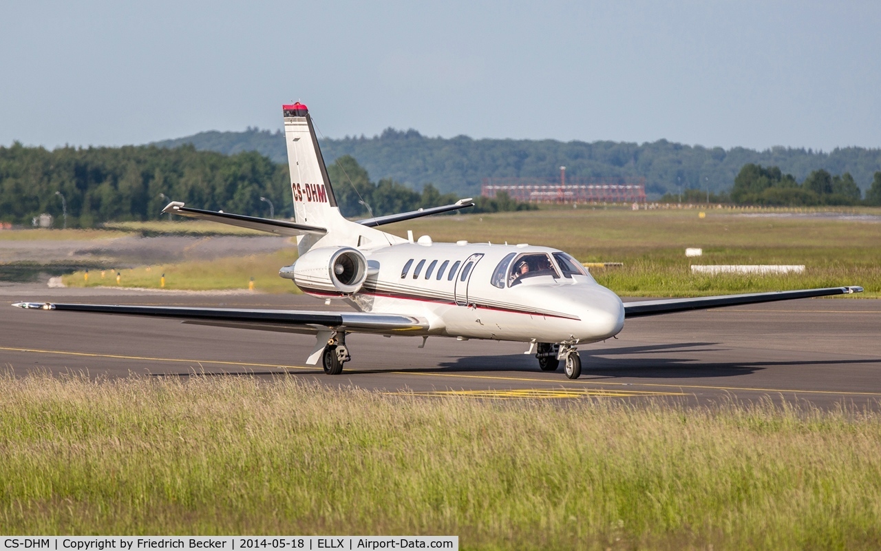 CS-DHM, 2004 Cessna 550 Citation Bravo C/N 550-1093, taxying to the active, RW06