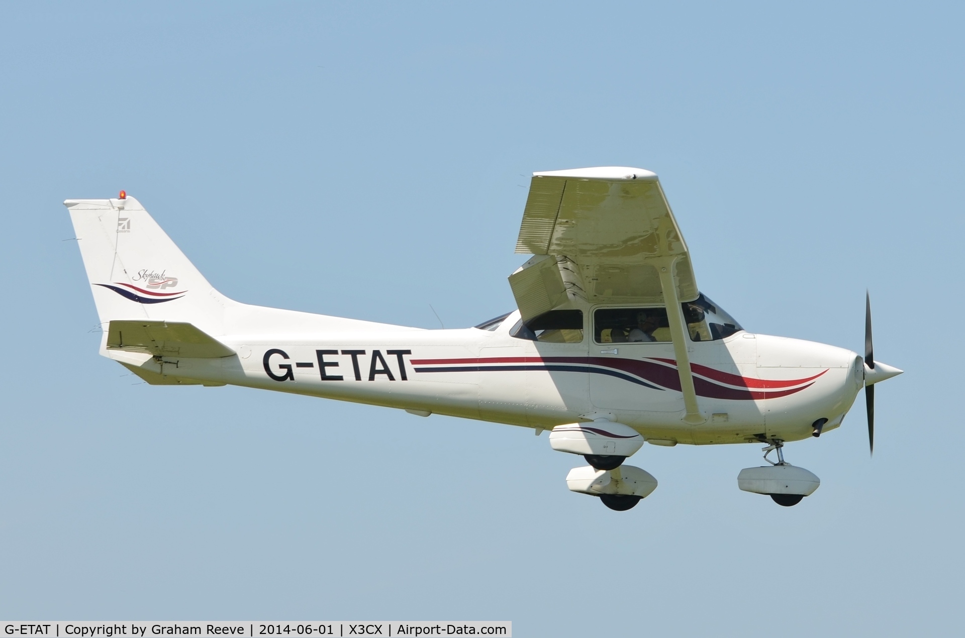 G-ETAT, 2000 Cessna 172S Skyhawk SP C/N 172S8674, about to land at Northrepps.