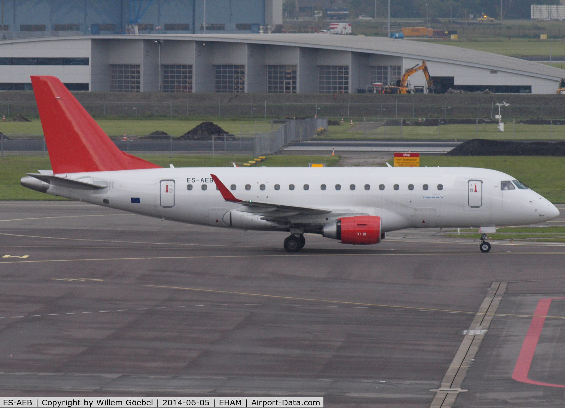 ES-AEB, 2005 Embraer 170LR (ERJ-170-100LR) C/N 17000106, Taxi to the gate in new colours