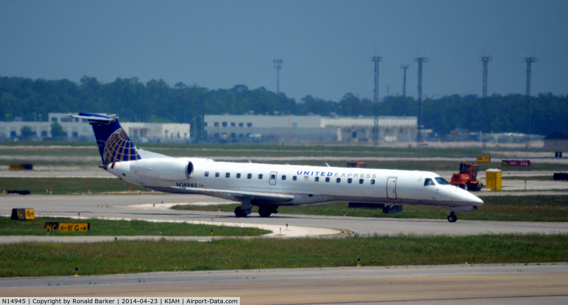 N14945, 1998 Embraer EMB-145EP (ERJ-145EP) C/N 145049, Taxi Houston