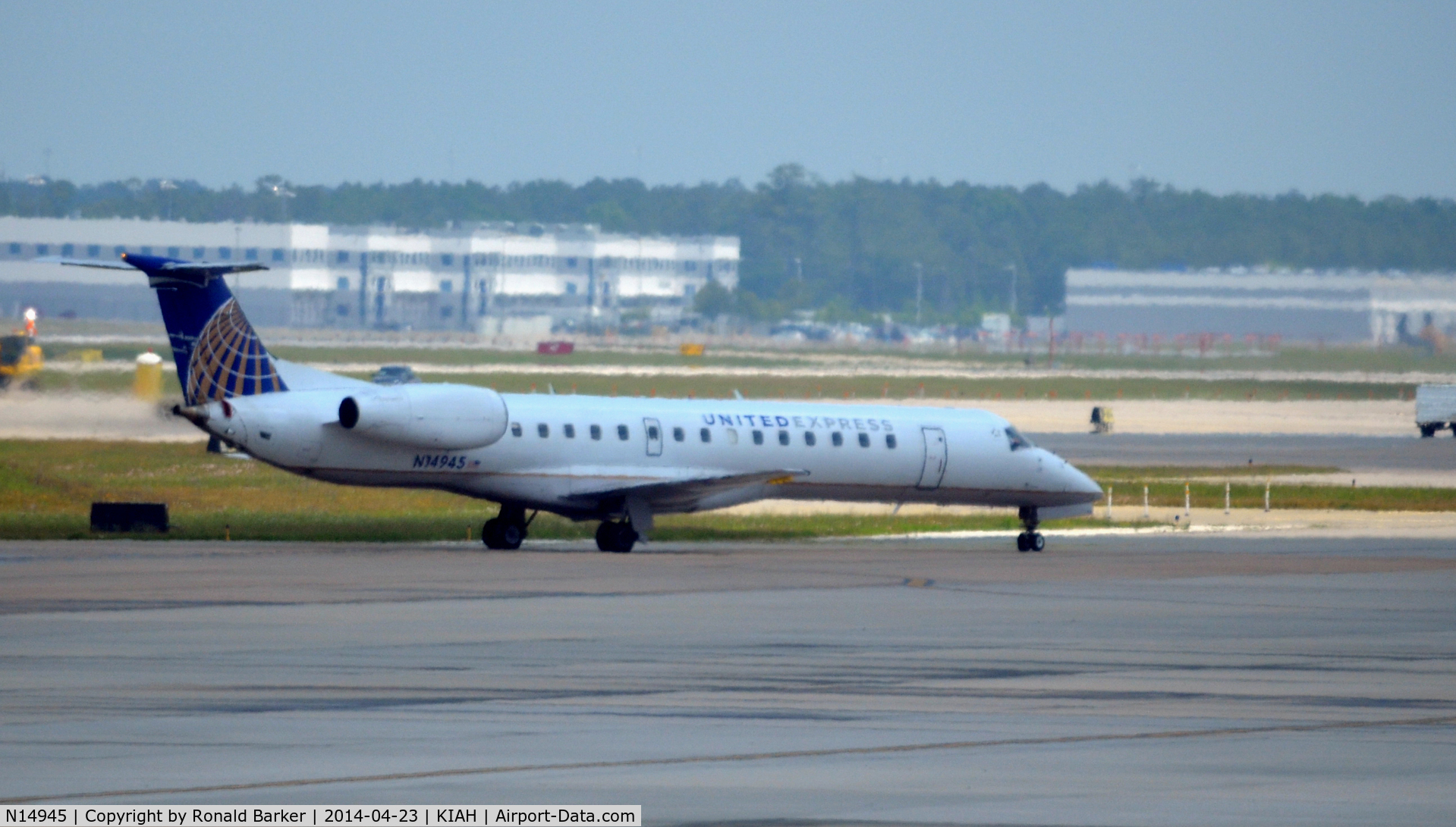 N14945, 1998 Embraer EMB-145EP (ERJ-145EP) C/N 145049, Taxi Houston