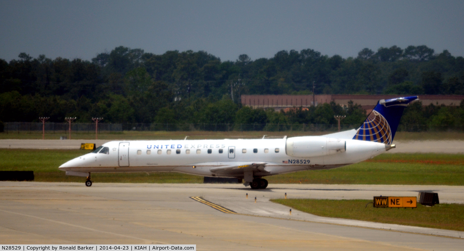 N28529, 2001 Embraer ERJ-135LR (EMB-135LR) C/N 145512, Taxi Houston