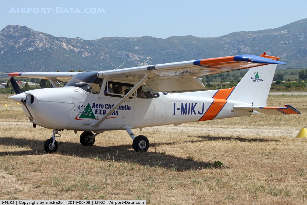 I-MIKJ, Cessna 172R Skyhawk C/N 17280958, Parked
