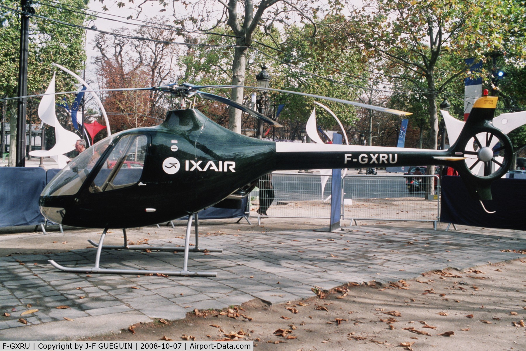 F-GXRU, 2008 Guimbal Cabri G2 C/N 1003, On display at Paris-Champs Elysées for the exhibition 