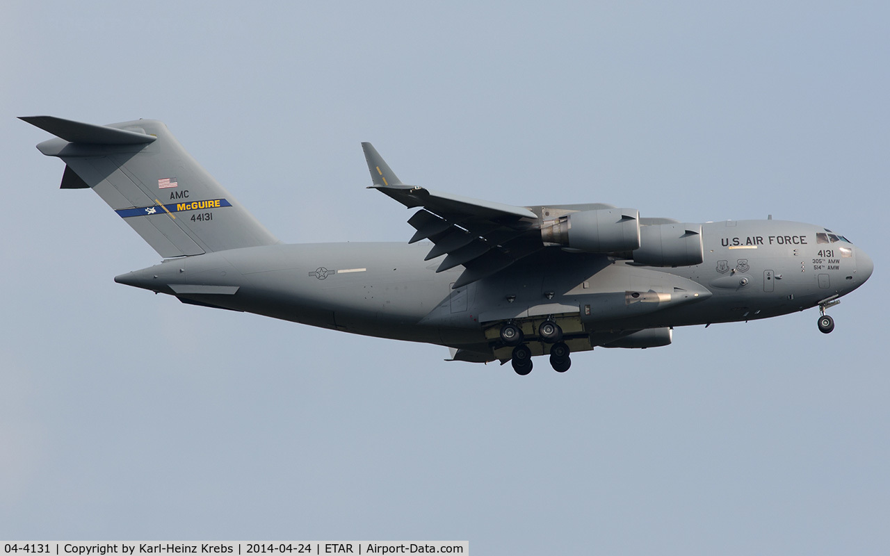 04-4131, 2004 Boeing C-17A Globemaster III C/N P-131, final RWY 08