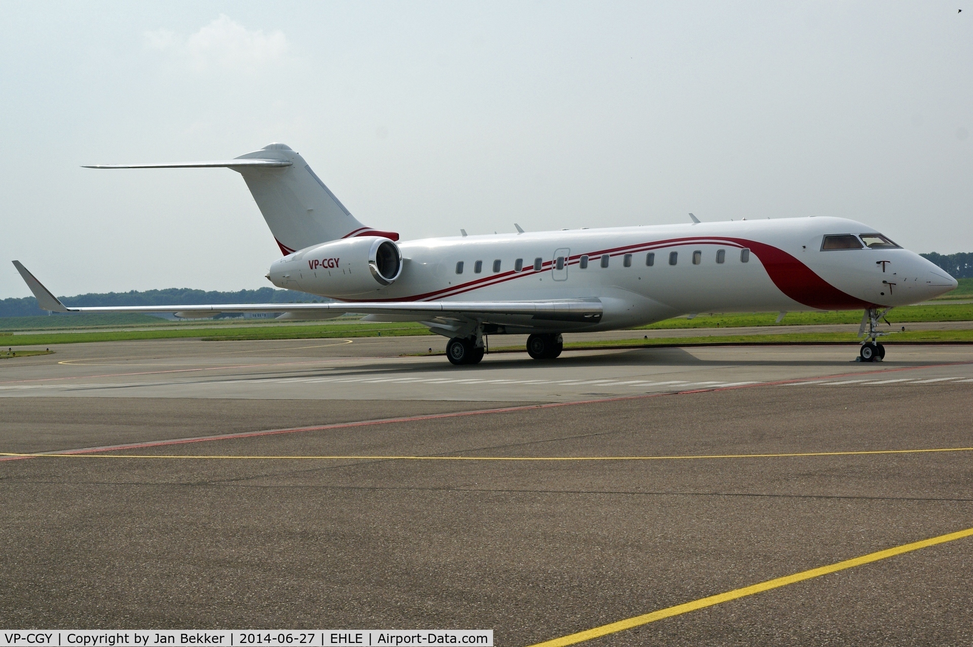 VP-CGY, 2000 Bombardier BD-700-1A10 Global Express C/N 9076, Just after a repaint at lelystad Airport