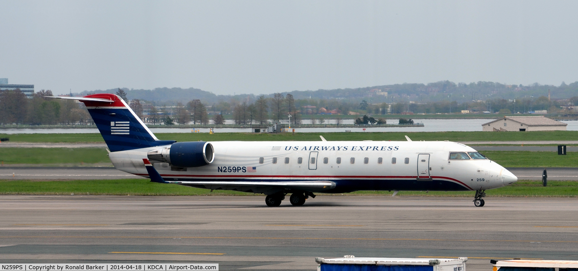 N259PS, 2004 Bombardier CRJ-200ER (CL-600-2B19) C/N 7945, Taxi National Airport