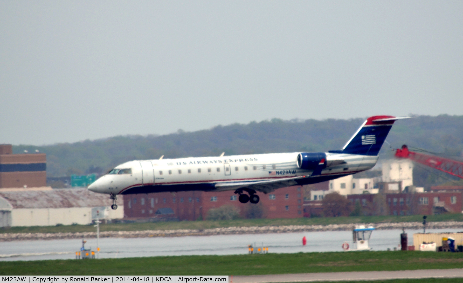 N423AW, 2002 Bombardier CRJ-200LR (CL-600-2B19) C/N 7636, Landing National Airport