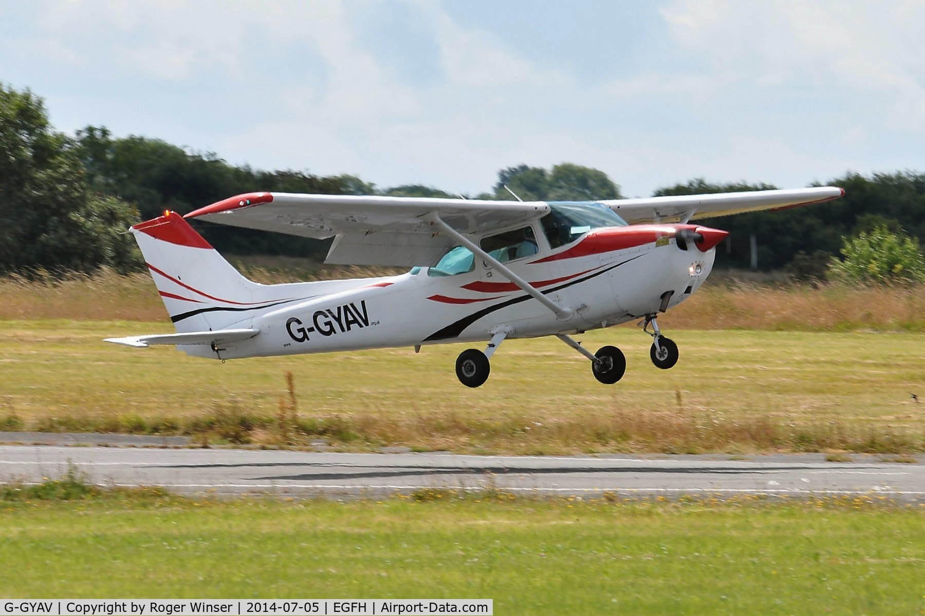G-GYAV, 1979 Cessna 172N C/N 172-71362, Visiting 172N arriving Runway 28.