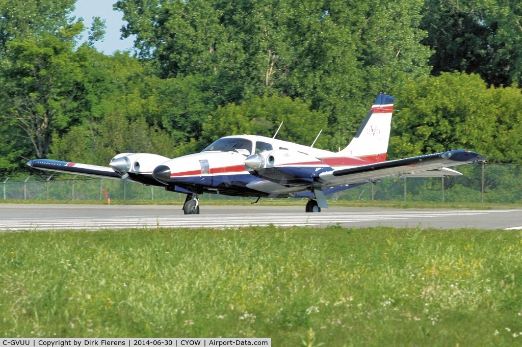 C-GVUU, 1999 Piper PA-34-220T Seneca V C/N 34-49135, Departing from Rwy 25R and heading for Oshawa.