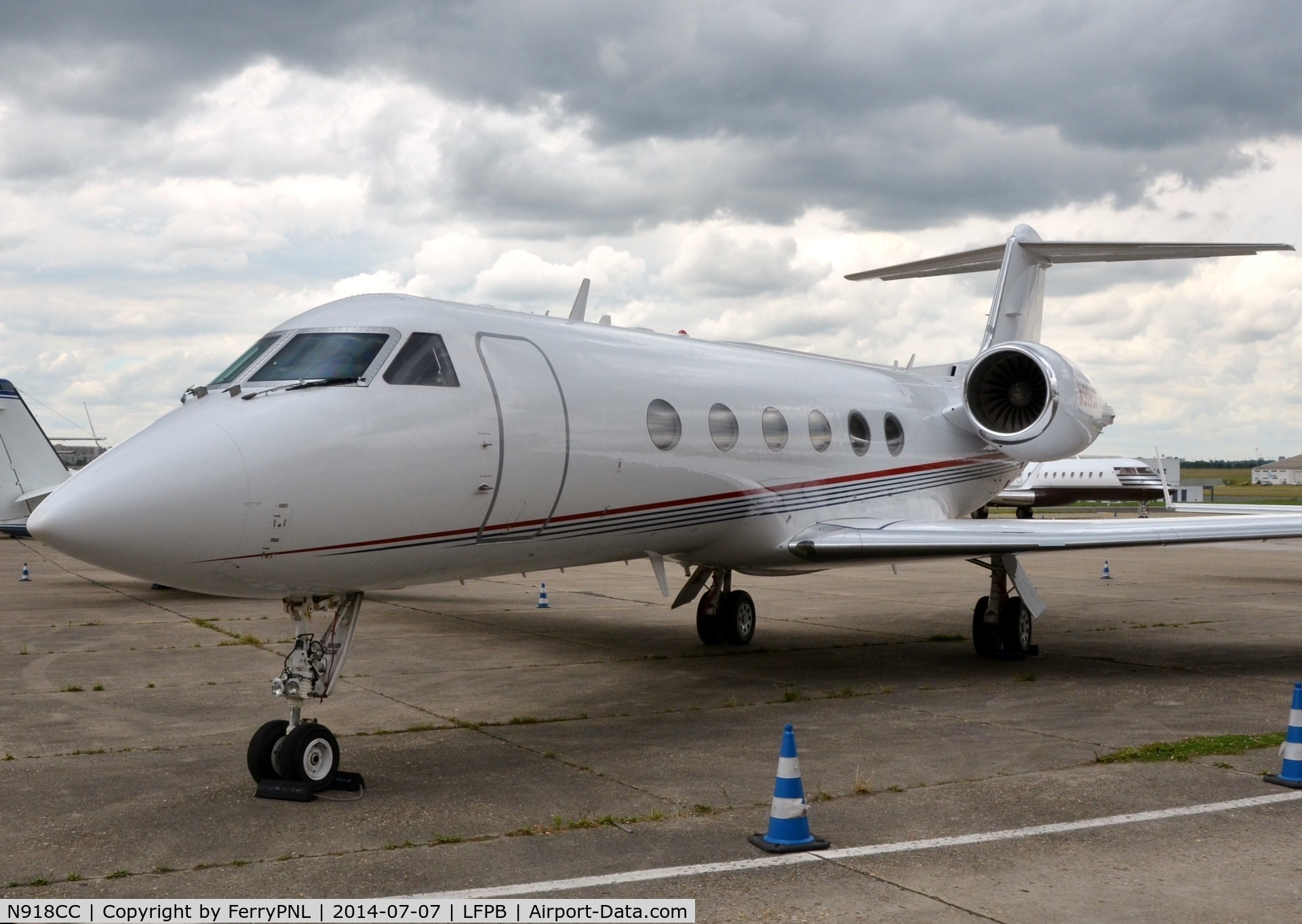 N918CC, Gulfstream Aerospace G-IV C/N 1335, G4 parked right up to the fence in LBG