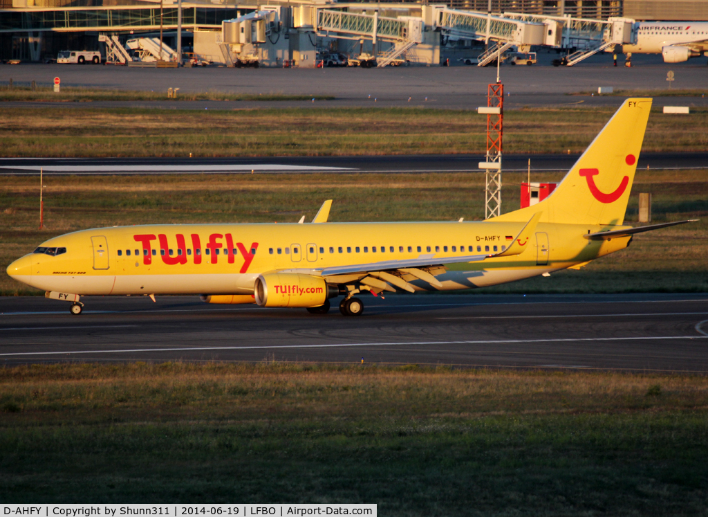 D-AHFY, 2001 Boeing 737-8K5 C/N 30417, Taxiing to the Airport after landing rwy 32L