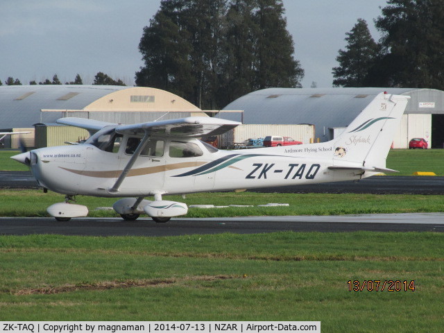 ZK-TAQ, Cessna 172R C/N 17280754, busy flying club bee