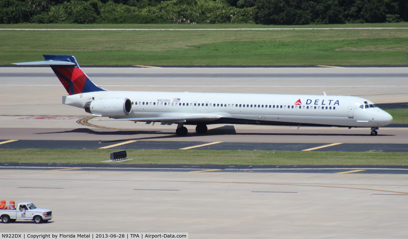N922DX, 1997 McDonnell Douglas MD-90-30 C/N 53584, Delta MD-90