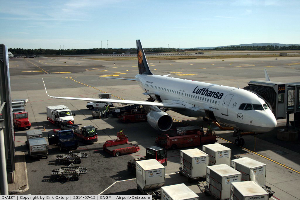 D-AIZT, 2013 Airbus A320-214 C/N 5601, D-AIZT at the gate in OSL