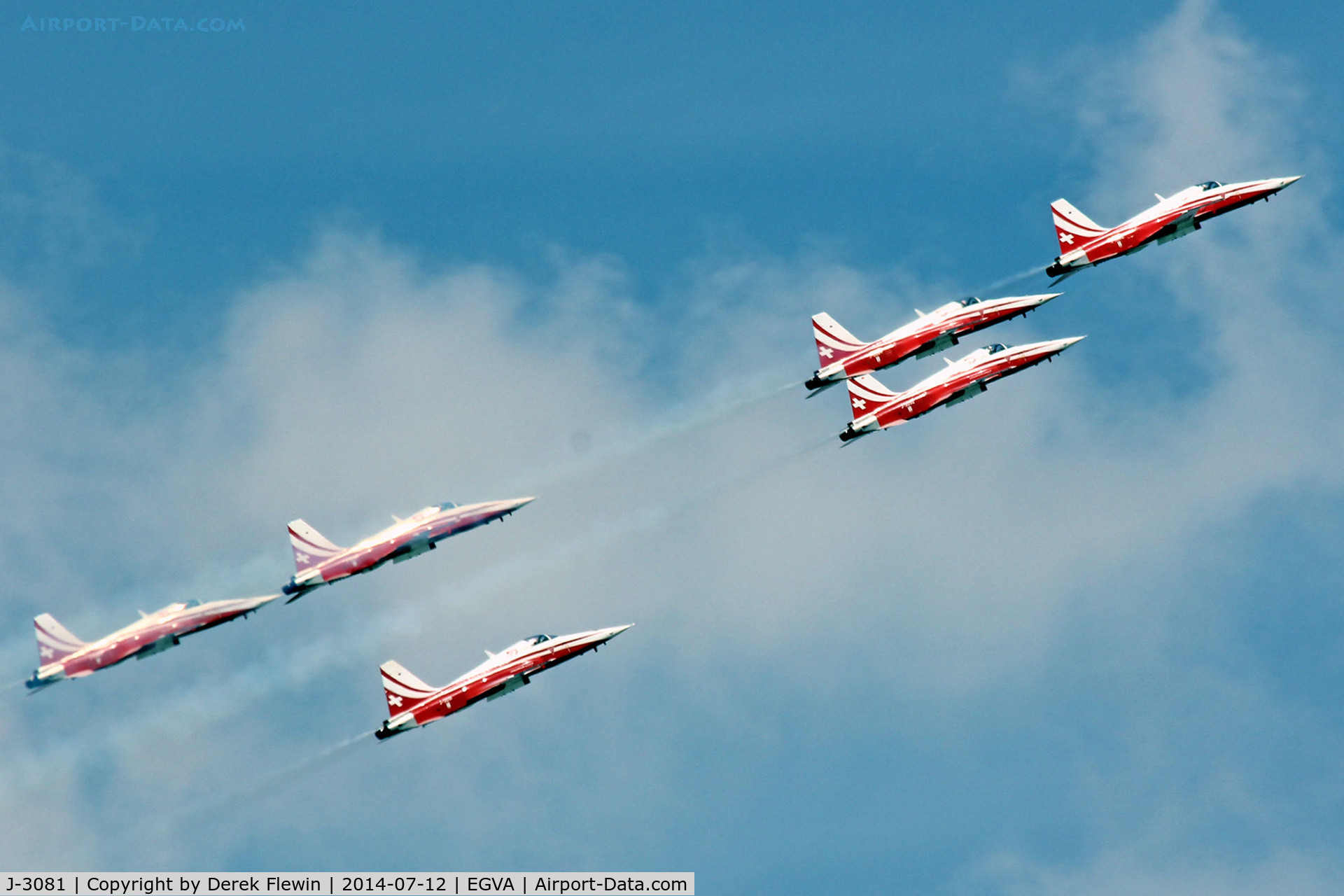 J-3081, Northrop F-5E Tiger II C/N L.1081, RIAT 2014, F-5E Tiger II, Patrouille Suisse, climbing out from runway 09 at EGVA.