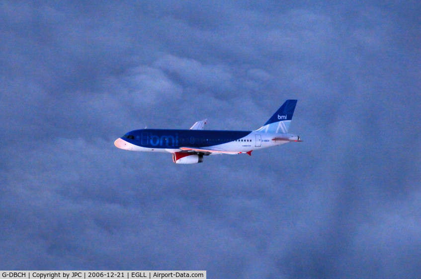 G-DBCH, 2006 Airbus A319-131 C/N 2697, Brand new AIRBUS A319 from BMI, UK, circling to land in LHR (like us) for over 1 hour!
Very dark time of day! From a window of a BMI A320, from Leeds to LHR...