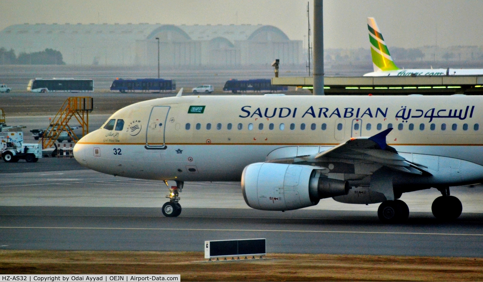 HZ-AS32, 2010 Airbus A320-214 C/N 4273, Taxing out to runway 34L at jeddah for takeoff