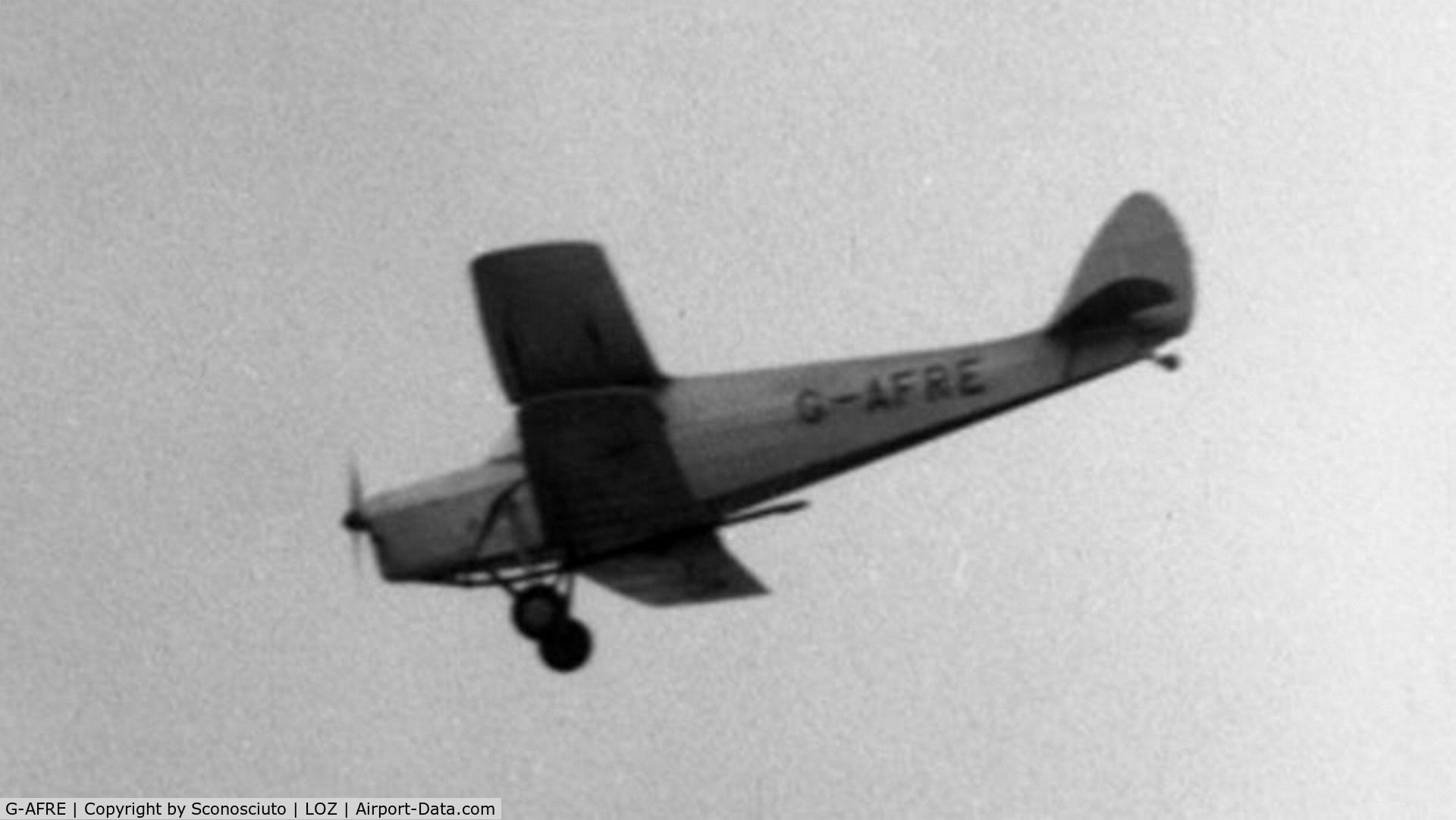 G-AFRE, De Havilland DH.87B Hornet Moth C/N 8107, DH87B Hornet Moth ZS-ANN ritratto in volo sopra l'aerodromo di Broxbourne nel 1950