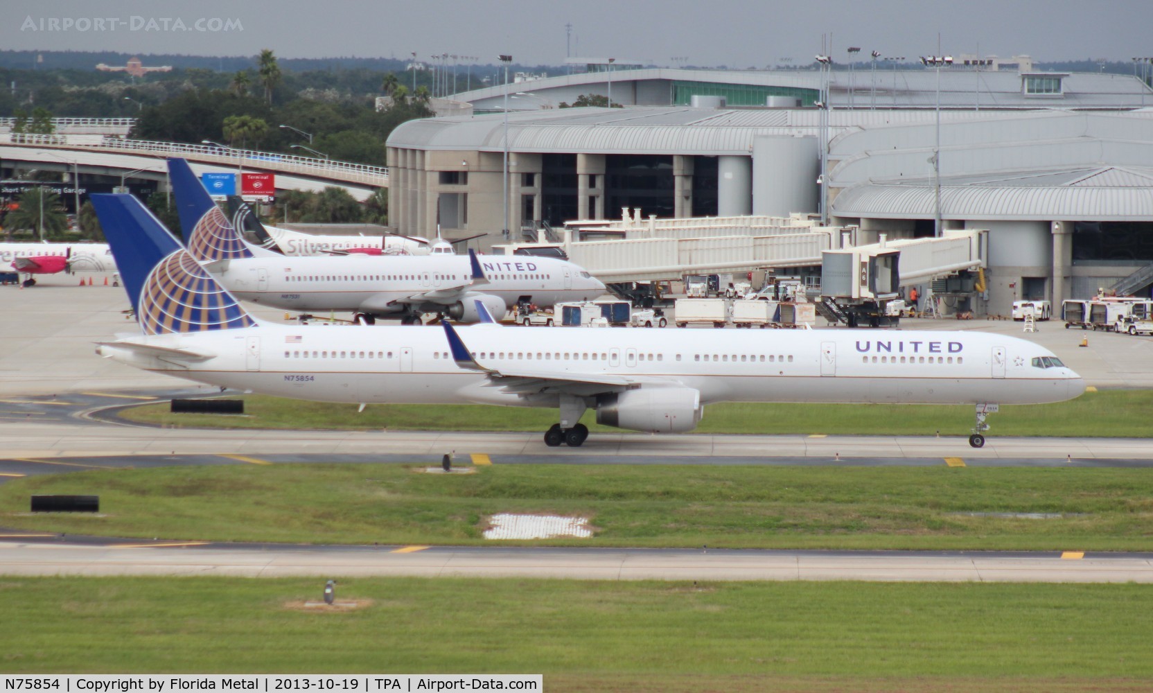 N75854, 2002 Boeing 757-324 C/N 32813, United 757-300 carrying the Tampa Bay Buccaneers