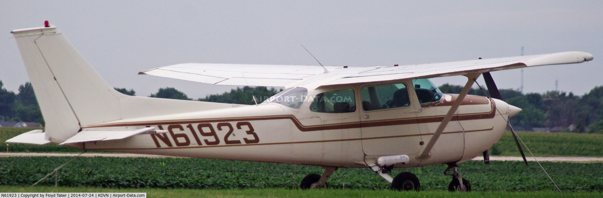 N61923, 1975 Cessna 172M C/N 17264888, Sitting outside at Davenport