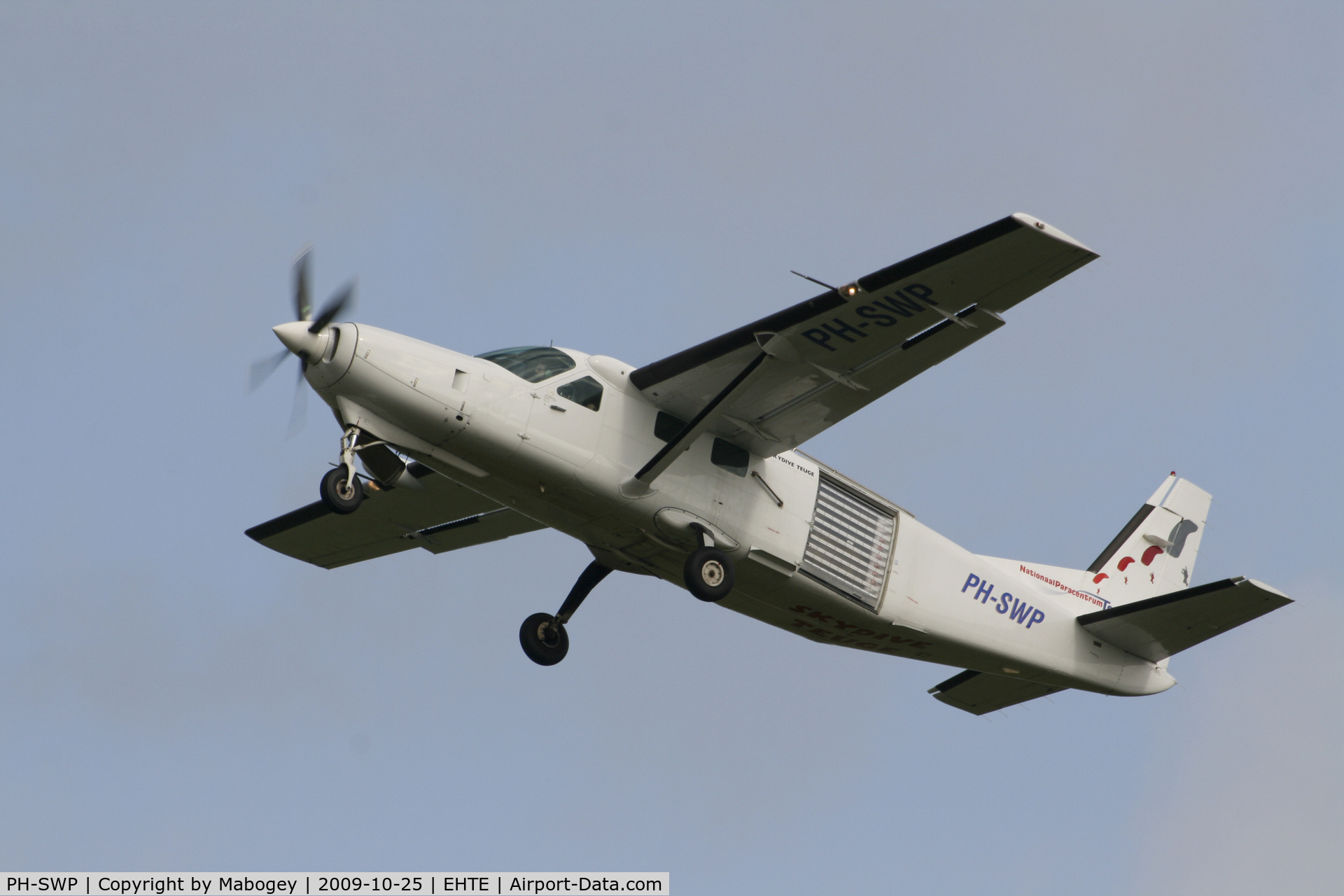 PH-SWP, 2005 Cessna 208B Super Cargomaster C/N 208B1124, Skydivers on their way up...