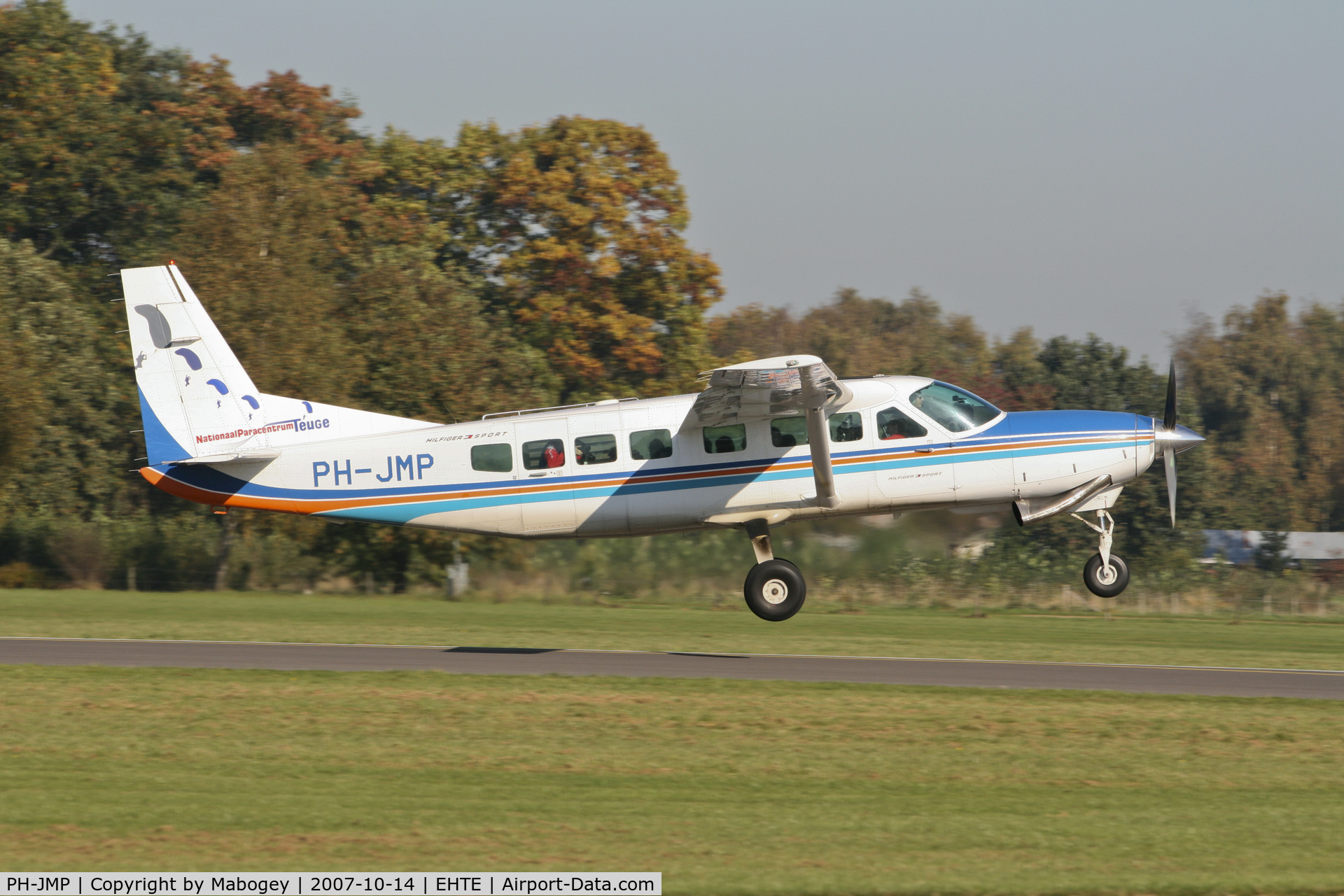 PH-JMP, 1997 Cessna 208B Supervan 900 C/N 208B-0583, Skydivers on their way up!