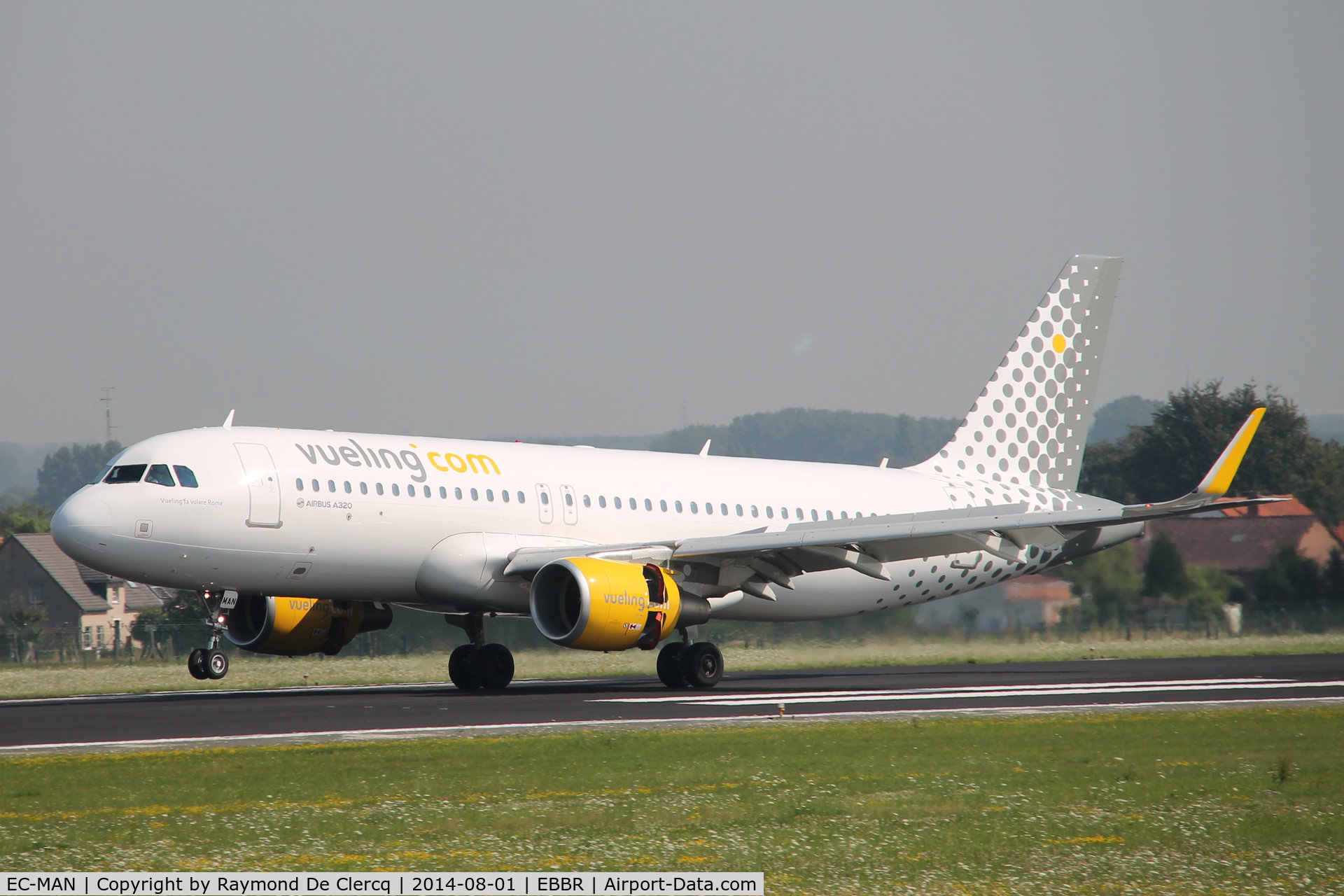 EC-MAN, 2014 Airbus A320-214 C/N 6079, Landing on 25L