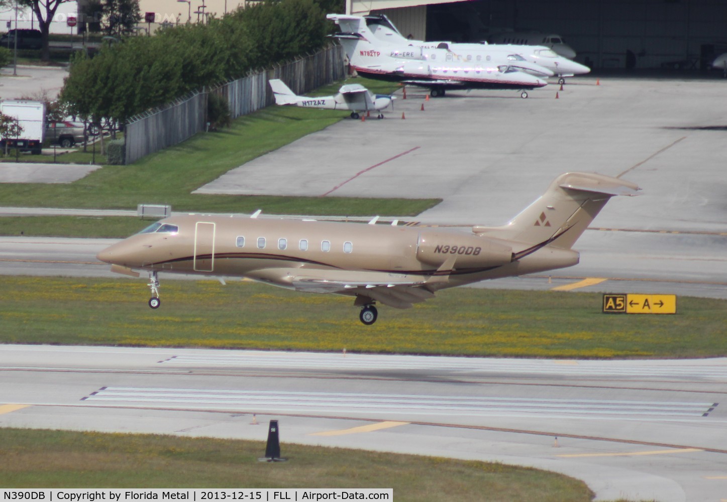 N390DB, 2006 Bombardier Challenger 300 (BD-100-1A10) C/N 20131, Challenger 300