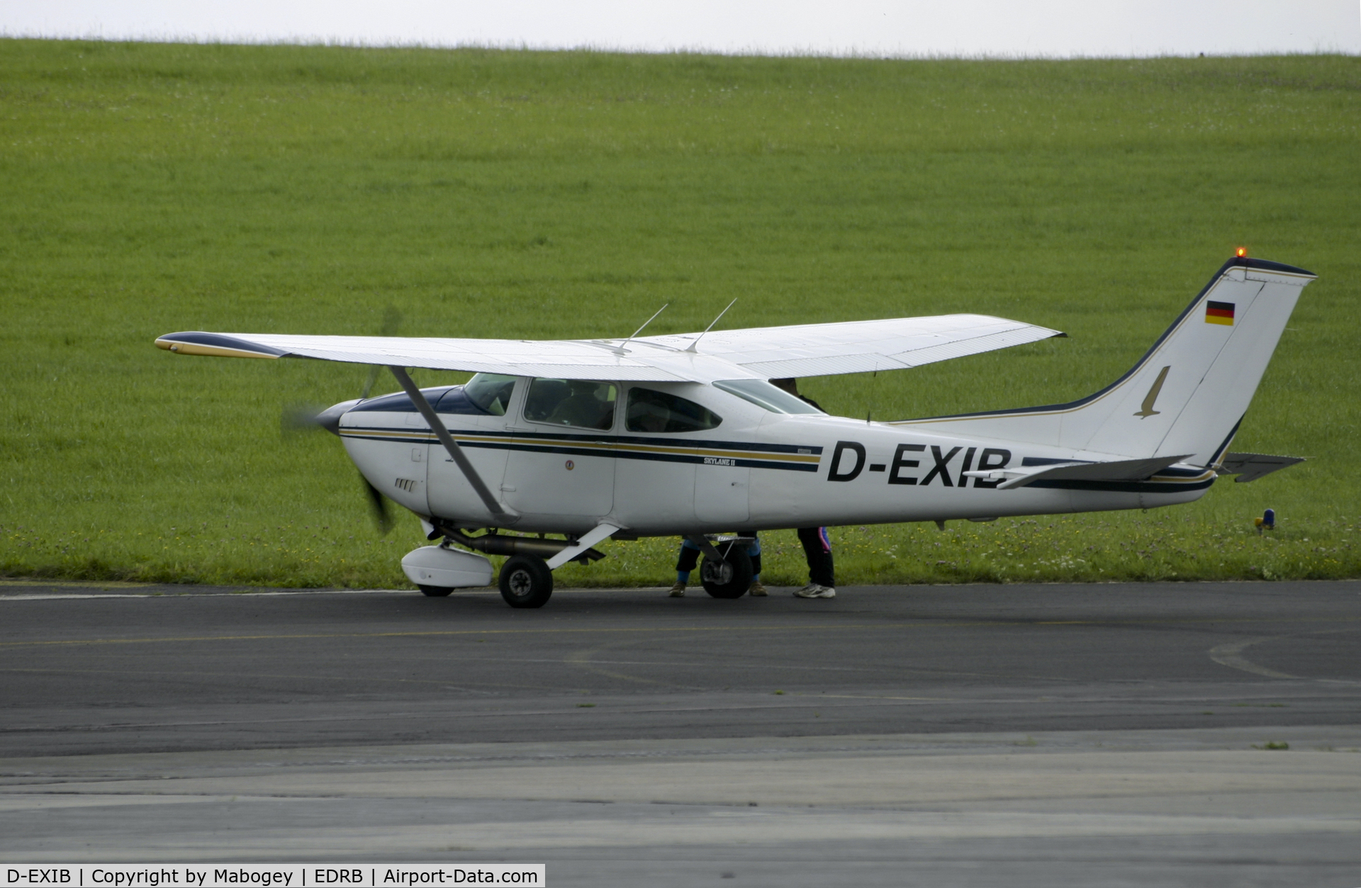 D-EXIB, 1980 Reims F182Q C/N 0161, @ former Bitburg airbase dropping skydivers.