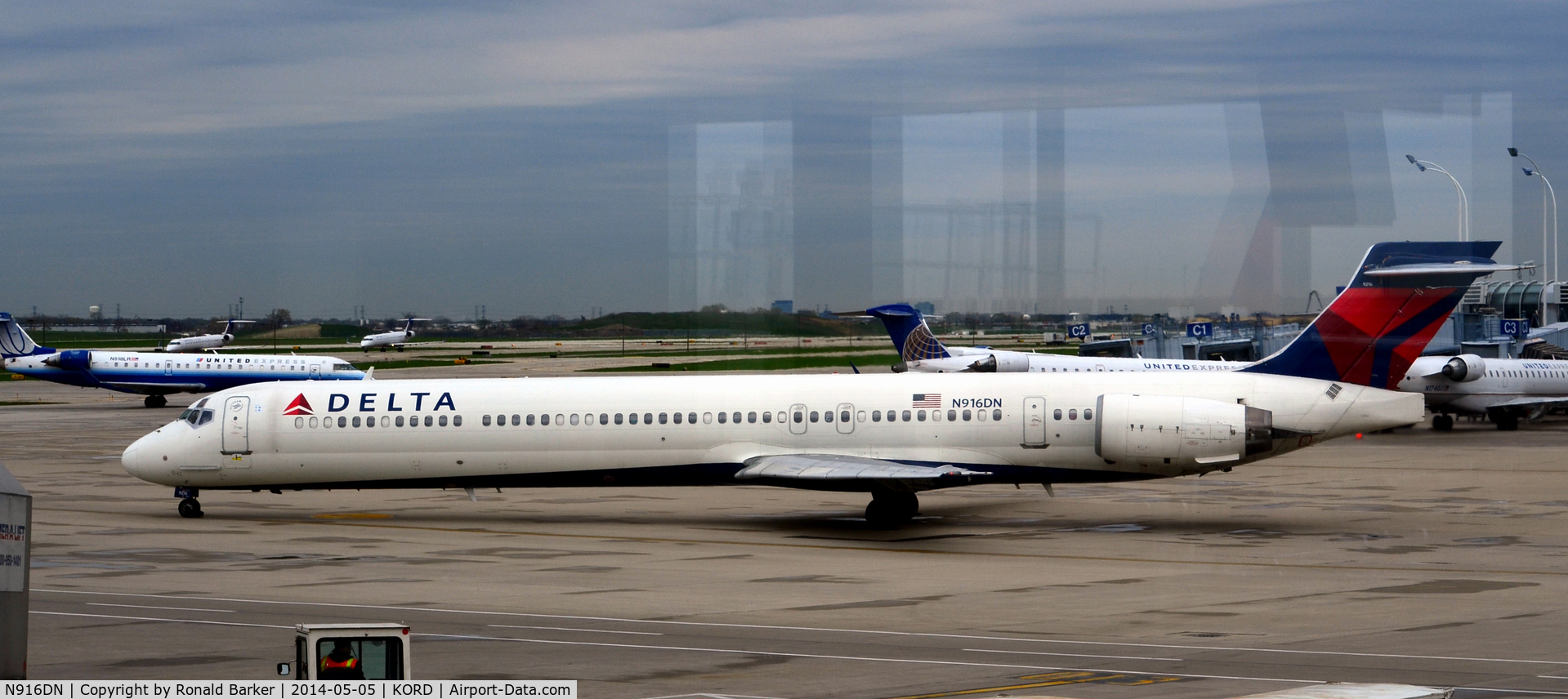 N916DN, 1996 McDonnell Douglas MD-90-30 C/N 53396, Taxi O'Hare