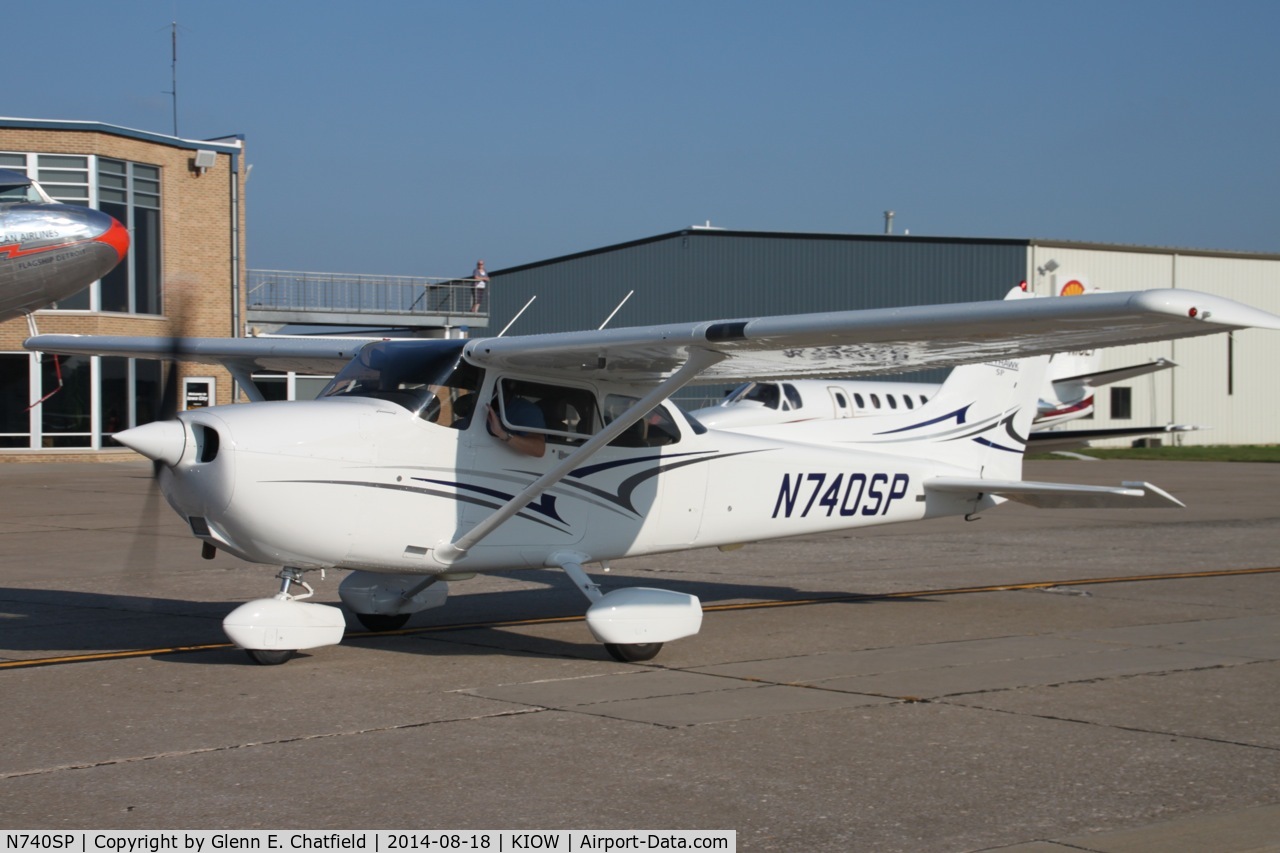 N740SP, 2000 Cessna 172S C/N 172S8671, Taxiing out for departure