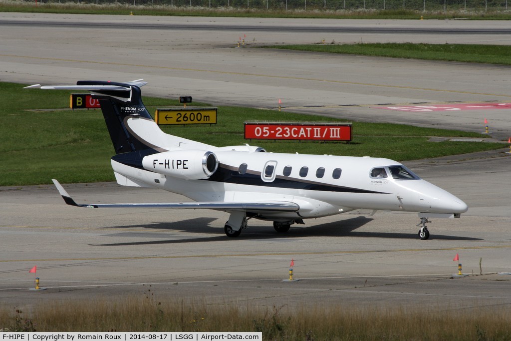 F-HIPE, 2010 Embraer EMB-505 Phenom 300 C/N 50500016, Taxiing