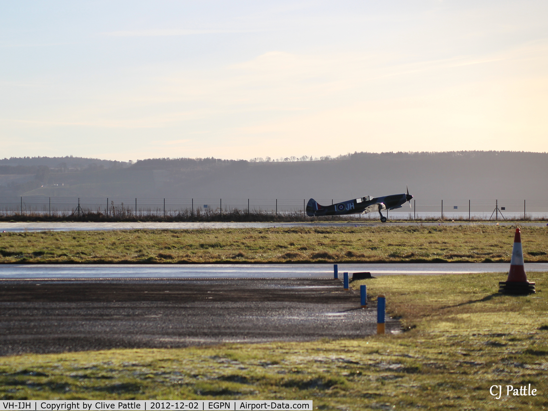 VH-IJH, Supermarine Aircraft Spitfire Mk.26 C/N 036, Sunset landing by the river at Dundee Riverside (EGPN)