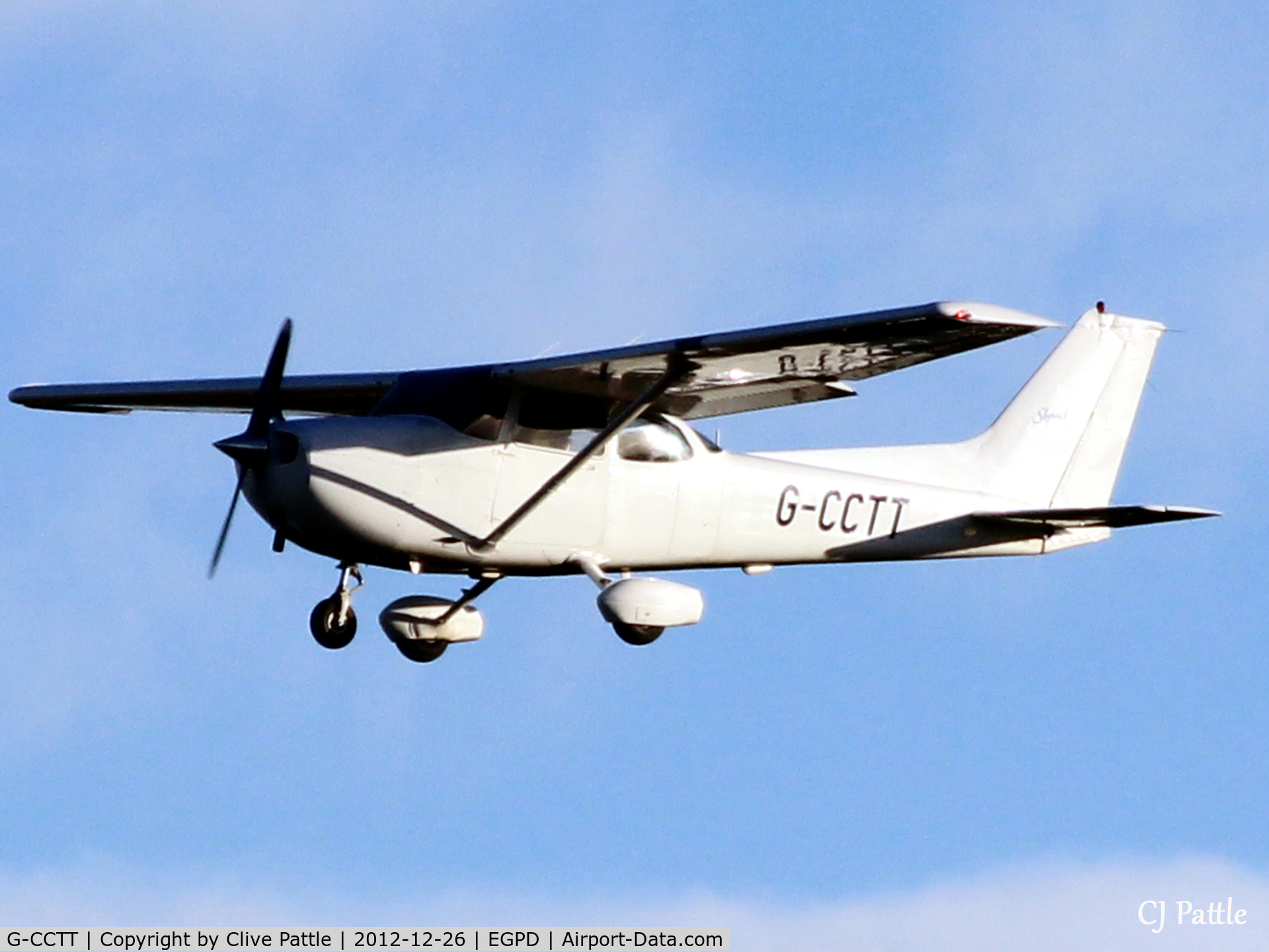 G-CCTT, 1999 Cessna 172S Skyhawk SP C/N 172S8157, Sunset landing at Aberdeen EGPD