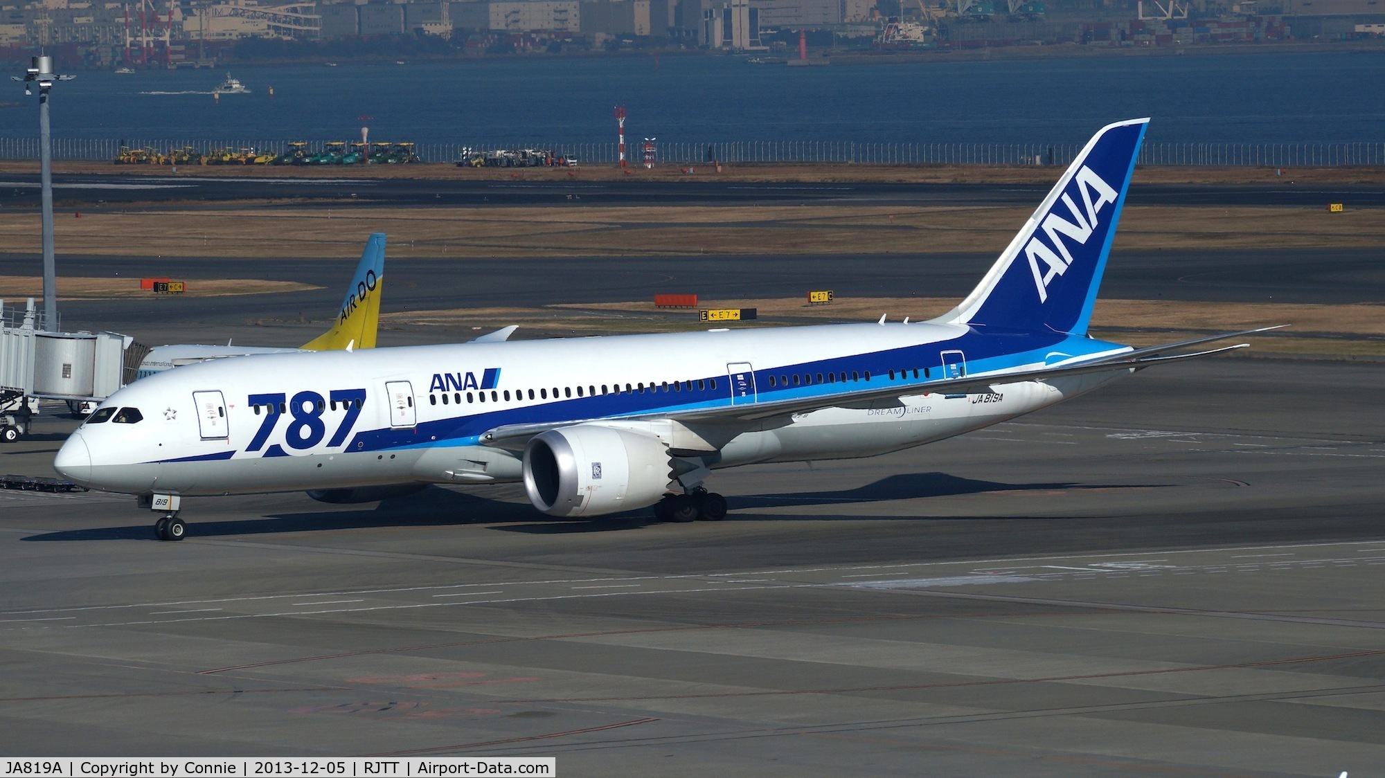 JA819A, 2013 Boeing 787-8 Dreamliner C/N 42244, One of ANA´s Dreamlines sitting at Tokyo-Haneda.