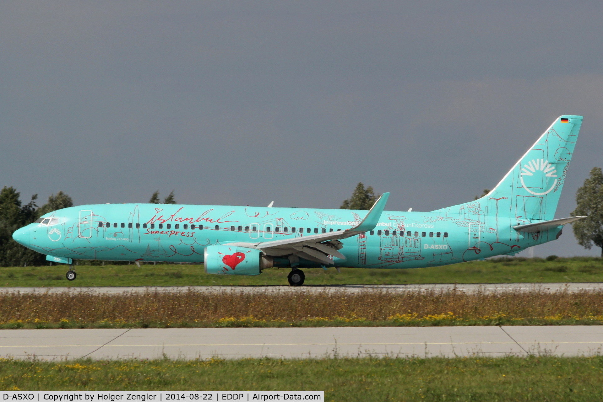 D-ASXO, 2008 Boeing 737-8HX C/N 29649, A strange coloured aircraft is coming on rwy 26R....