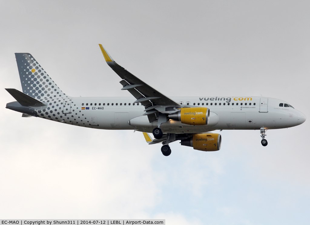 EC-MAO, 2014 Airbus A320-214 C/N 6081, Landing rwy 07R